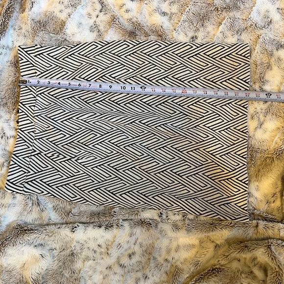 Banana Republic Skirt in Cream and Black - Picture 4 of 6